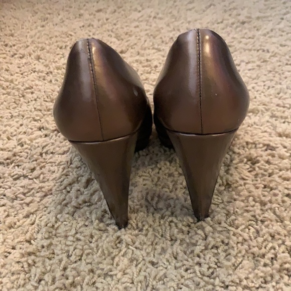 SOLD IRL Prada bronze pumps - Picture 4 of 14